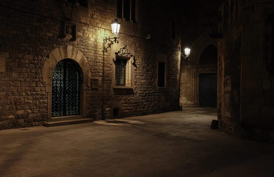 Barcelona: Gothic Quarter Night Walk Mysteries and Legends - Practical tips for getting the most out of the Gothic Quarter after dark
