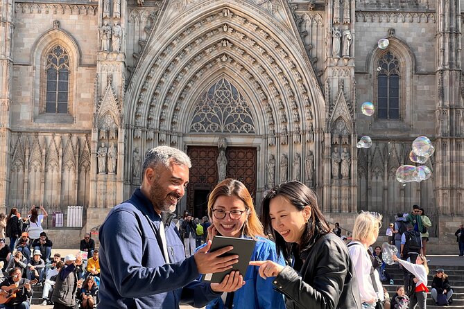 Barcelona Gothic Quarter Tour and Flamenco Show - Walking the Barri Gòtic: Roman Traces to Medieval Walls