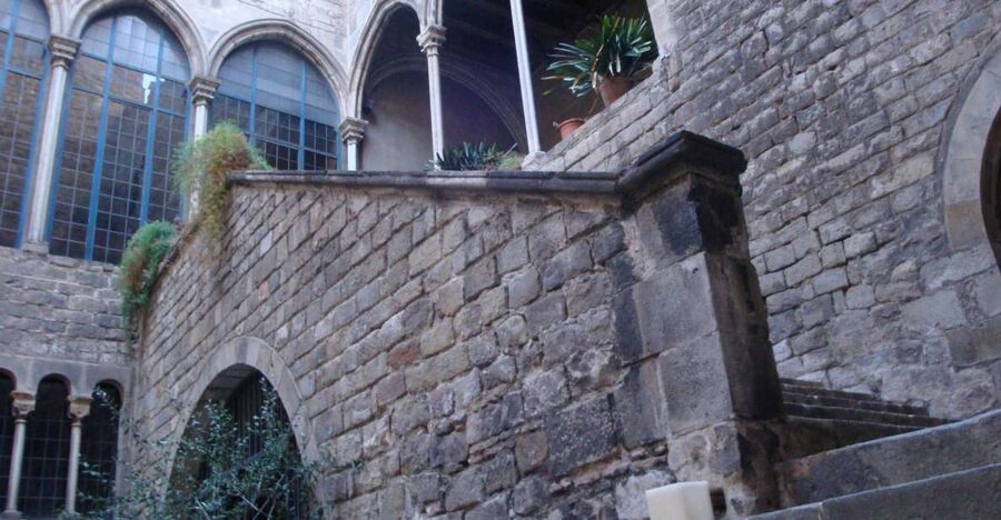 Barcelona: Gothic Quarter Walking Tour - Weather-proof planning: what to bring