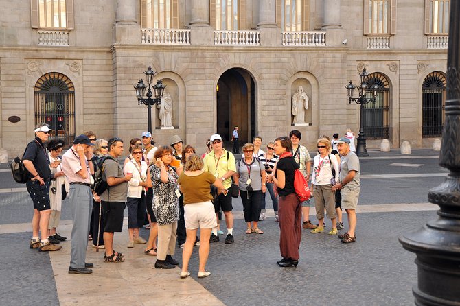 Barcelona: Gothic Quarter Walking Tour - Entering the Gothic Quarter: the first 30–60 minutes