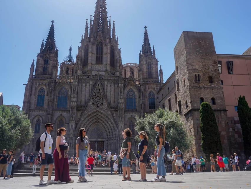 Barcelona: Gothic Quarter Walking Tour w/ Montjuïc Cable Car - The bus panoramic stretch: learning the city’s layout
