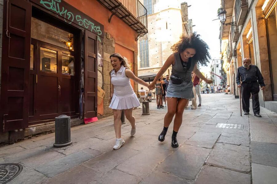 Barcelona: Gothic Quarter Walking Tour with 10+ Attractions - Entering the Gothic Quarter by way of 2,000 years of Barcelona