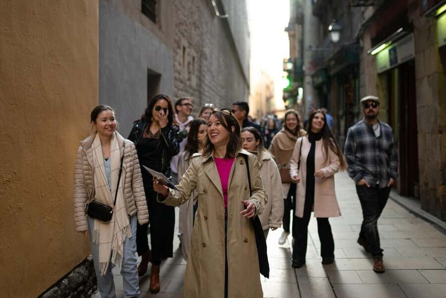 Barcelona: Gothic Quarter Walking Tour with 10+ Attractions - The Kiss Of Freedom: a quick stop with a big-city meaning