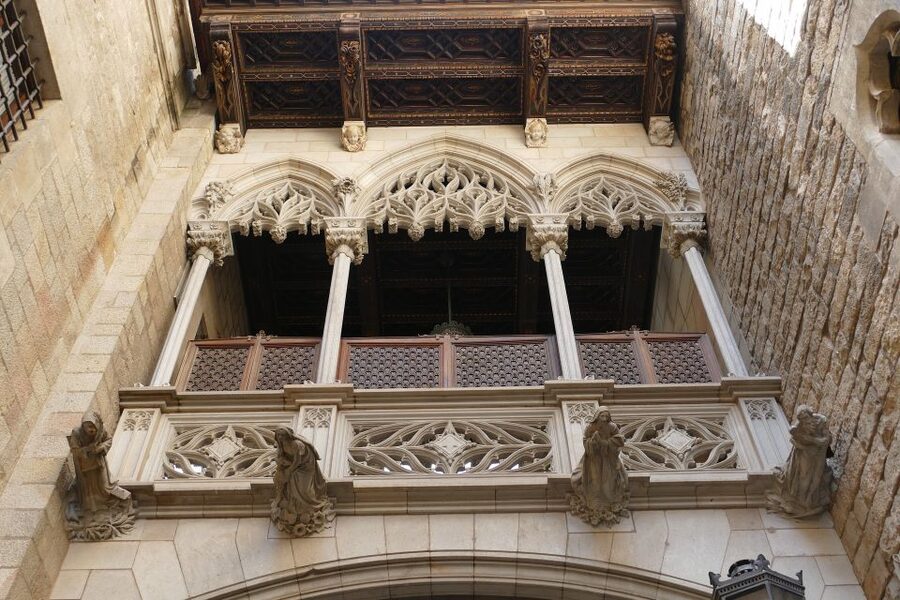 Barcelona: Gothic Quarter Walking Tour with Optional Tapas - Meeting at Pl. de Catalunya: Finding the Fountain of the Six Putti