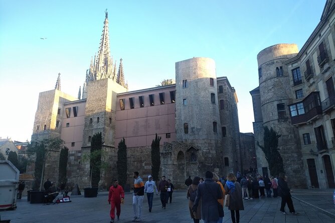 Barcelona Gothic Quarter Walking Tour with Tapas - Group size, pacing, and language: how to make it feel smooth
