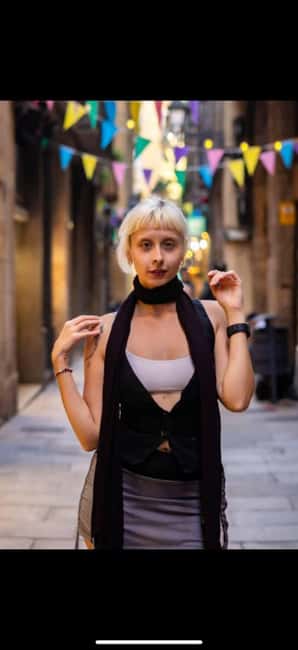 Barcelona Gothic Tour and Photos - Posing and Shooting: How the Guide Turns Streets Into Frames