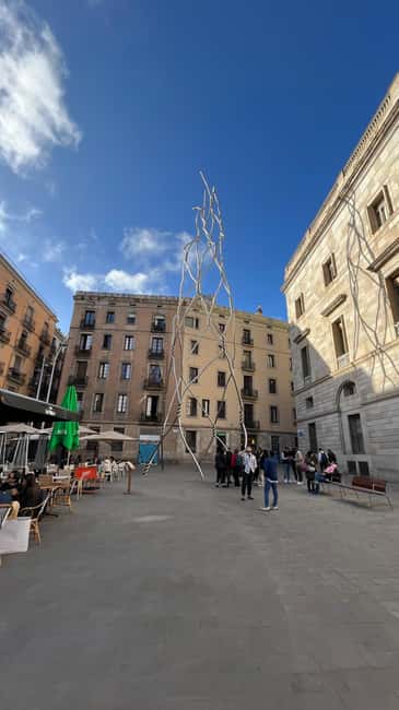 Barcelona Gothic WalkingTour: Roman Walls & Hidden Courtyard - Temple of Augustus and Roman Traces at Street Level