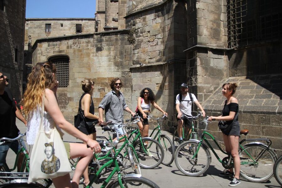 Barcelona: Guided Bike or E-Bike City Tour - Ciutadella Park and Arc de Triomf: a World Fair entrance moment
