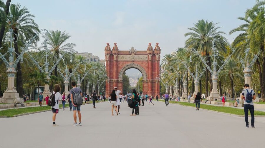 Barcelona: Guided Bike or E-Bike City Tour - Down to the coast: Mediterranean breeze and Port Olímpic vibes