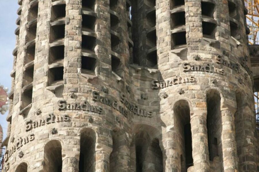 Barcelona: Guided Sagrada Familia Tour & Skip-The-Line Entry - What you’ll see inside: stained glass, the main altar, and the color story