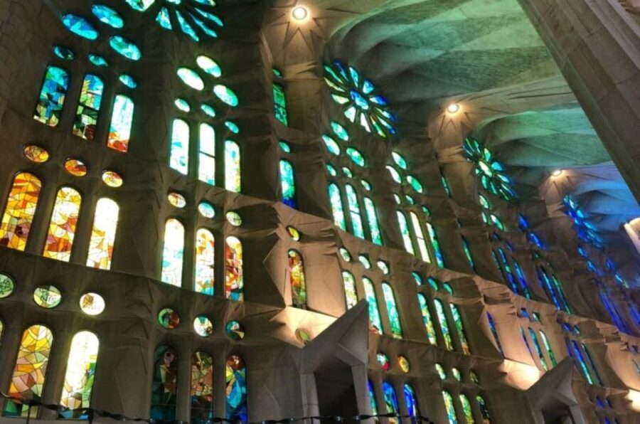 Barcelona: Guided Sagrada Familia Tour & Skip-The-Line Entry - Meeting at Avinguda de Gaudí 2 and getting oriented quickly