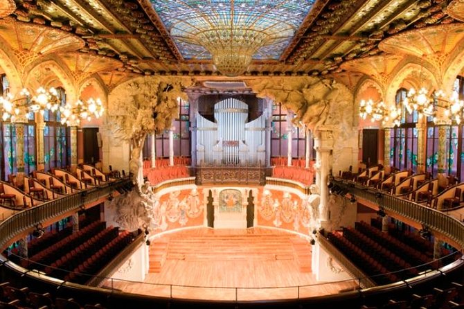 Barcelona Guitar Trio & Dance at the Palau de la Musica - Flamenco dance in the mix: two dancers, big stage presence
