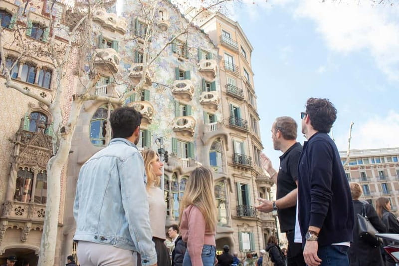 Barcelona: Helicopter, Boat Ride & Old Town Private Tour - Plaça Reial and the practical walk toward the harbor
