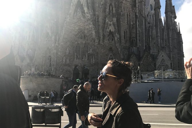 Barcelona: Highlights of Sagrada Familia Max 6 People Guided Tour - Entering Gaudí’s unfinished masterpiece with context