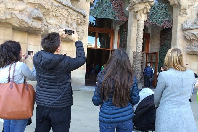 Barcelona: Highlights of Sagrada Familia Max 6 People Guided Tour - It’s about pacing, not just tickets