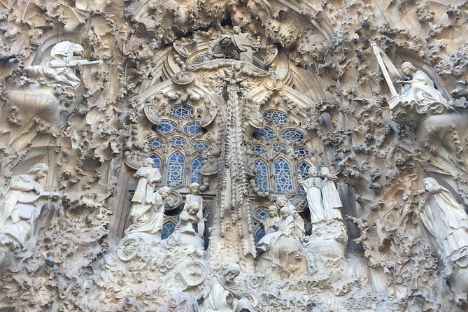 Barcelona: Highlights of Sagrada Familia Max 6 People Guided Tour - Dress code: the one practical rule that can ruin your day