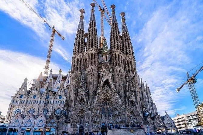 Barcelona Highlights Private Guided Tour - Passeig de Gràcia: boutiques, modernist facades, and the Block of Discord