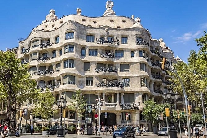Barcelona Highlights Private Guided Tour - Casa Batlló and La Pedrera: great exteriors, limited time