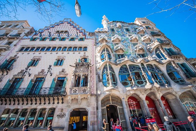 Barcelona Highlights Private Tour with Driver and Official Guide - Plaça Catalunya: Where the City’s Main Threads Converge