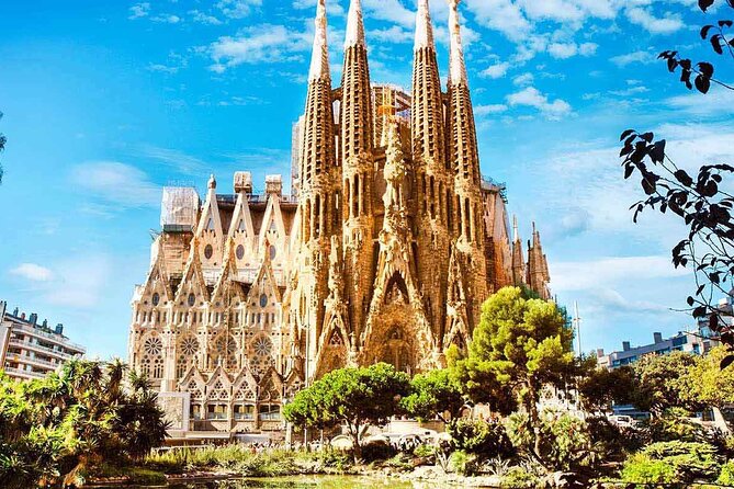 Barcelona Highlights Private Tour with Port or Hotel Transfers - Sagrada Familia: What You See in 30 Minutes (and What You Should Decide)