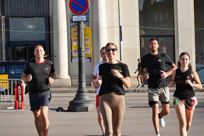 Barcelona Highlights Running Tour - Sagrada Familia in the morning: your photo stop with context