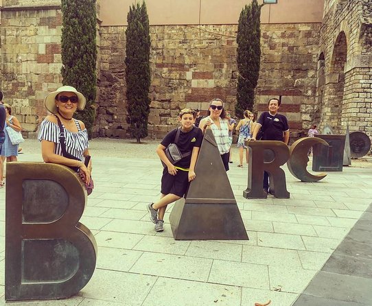 Barcelona Highlights & Secrets Private Tour with Tapa & Drink - Mercat de la Boqueria and Santa Maria del Mar: watch, taste, and reset