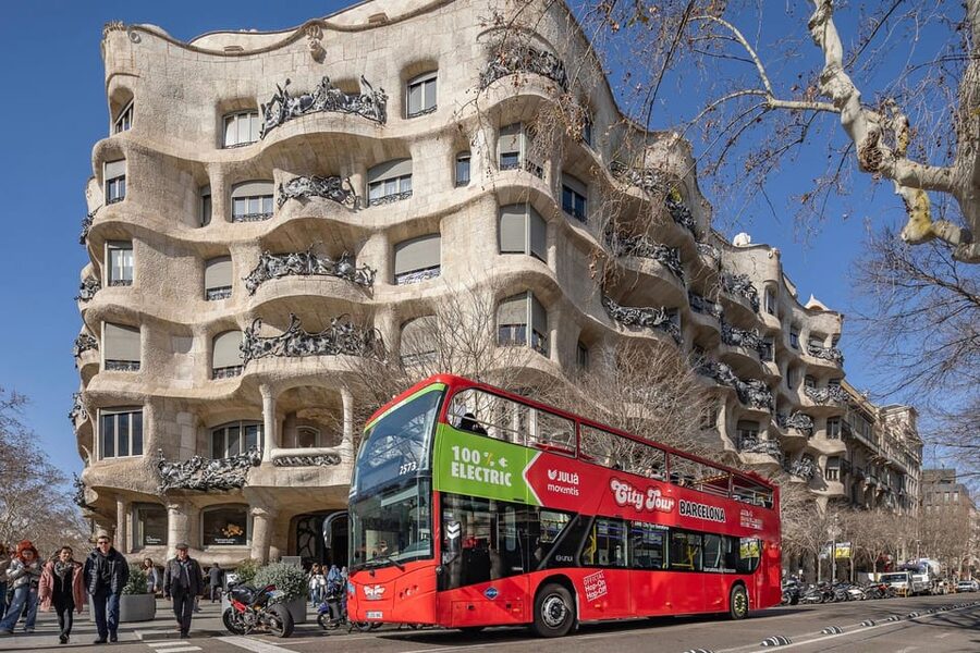 Barcelona: Hop-On Hop-Off Bus & Aquarium Tour - Audio guide and onboard comfort: small details that matter