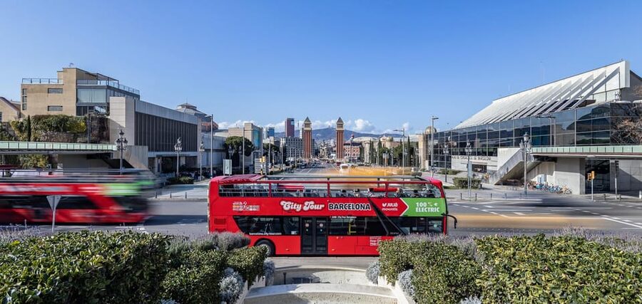 Barcelona: Hop-On Hop-Off Bus with Sailing Cruise - Green East Route: Sagrada Familia, Park Güell, and Modernist Photo Angles