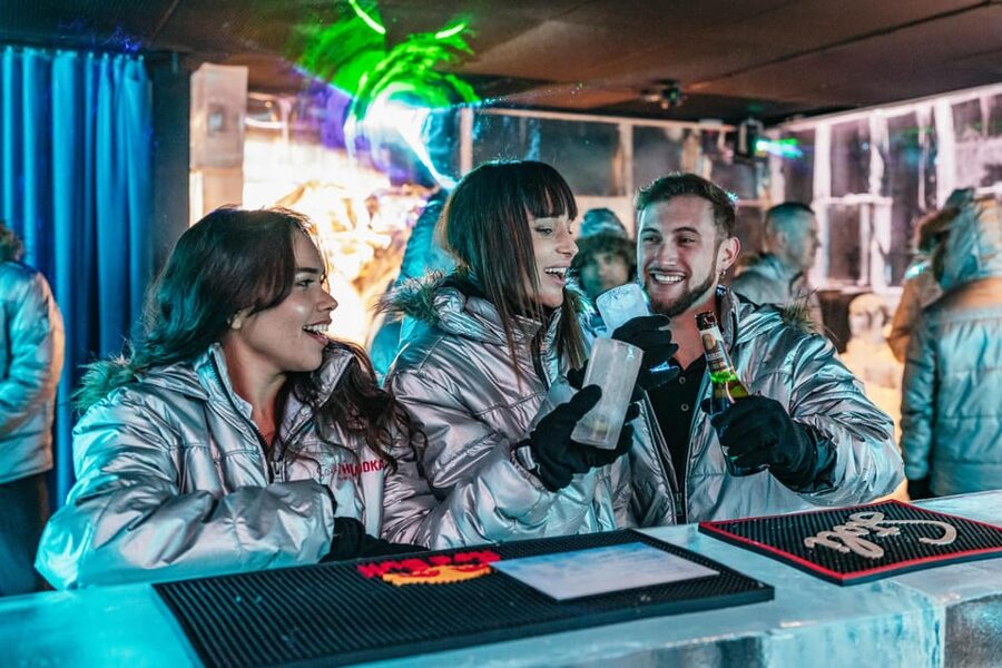 Barcelona: Icebar experience, located at the beach !! - Your 45-minute game plan in an ice-cold room