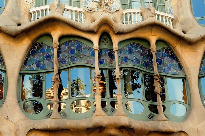 Barcelona in 1 Day: Sagrada Familia, Park Guell,Old Town & Pickup - Hotel Pickup, Minivan Comfort, and a Big-Window First Day