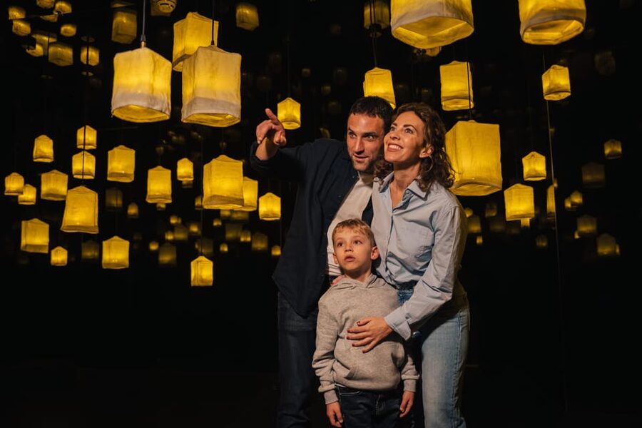 Barcelona: Interactive Art Installation by IKONO - Key highlights at a glance