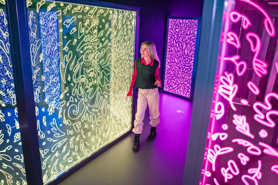 Barcelona: Interactive Art Installation by IKONO - Staff, explanations, and your expectations