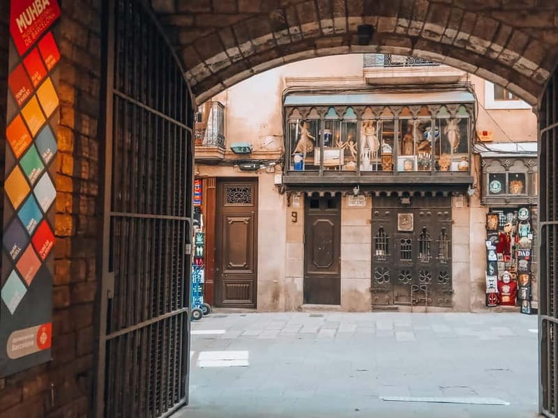 Barcelona: Introduction to the Gothic Quarter Walking Tour - What you see vs what you don’t: manage expectations