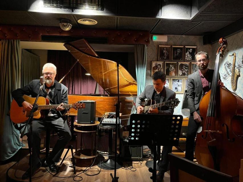 Barcelona: Jam Session - Jazz, Cocktails and Tapas - The band setup: double bass, drums, vocals, guitar, harmonica