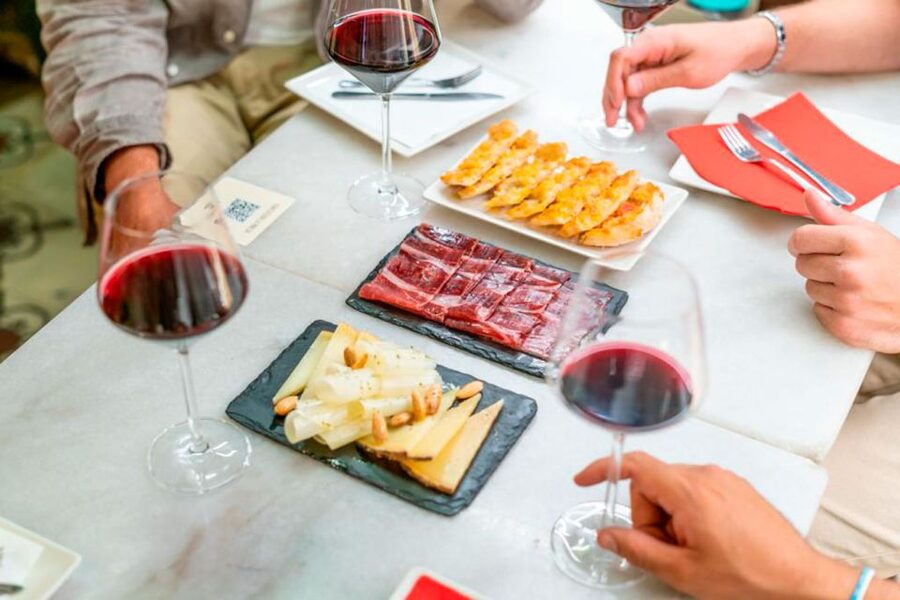 Barcelona: La Boqueria & Santa Caterina Market Private Tour - Two authentic tastings in historic restaurants (with wine and pan con tomate)