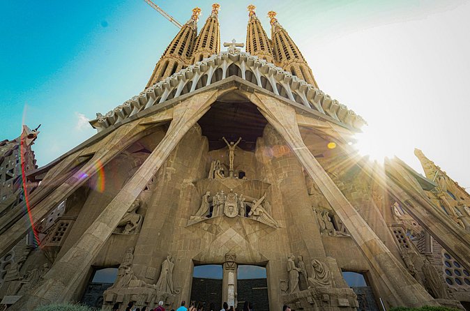 Barcelona La Sagrada Familia Guided Tour with Tickets - Construction Still Matters Here (And You’ll Learn How)