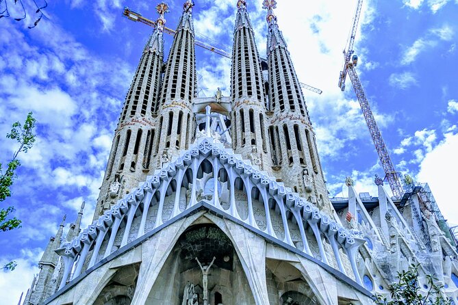 Barcelona La Sagrada Familia Guided Tour with Tickets - Small Group Size: Max 20 Means Better Flow