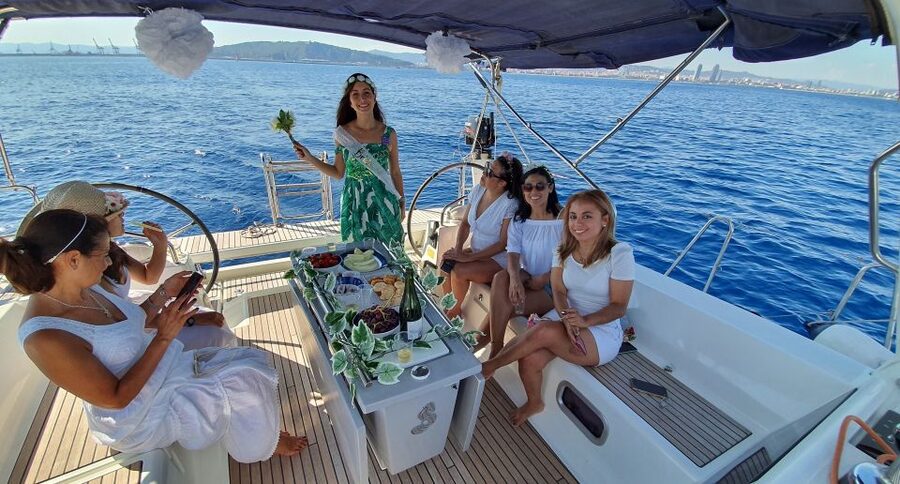 Barcelona: Luxury Private Sunset Yacht Cruise - Who Captain Jorge is good for (and why proposals work here)
