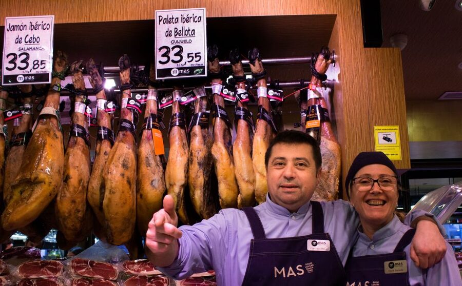 Barcelona: Market, Tasty Tapas/Food and Gothic History Tour - Catalan classics: botifarra, pa amb tomàquet, and seafood