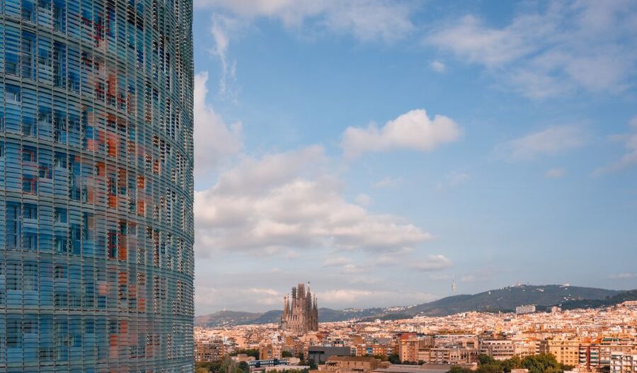 Barcelona: Mirador torre Glòries Skip-the-Line Ticket - Audio guide in 10 languages: use it for meaning, not background noise