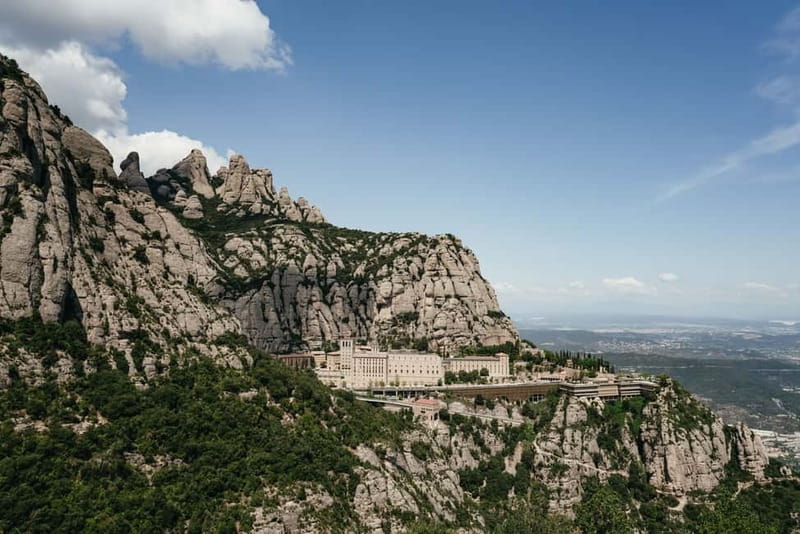 Barcelona: Montserrat, Cogwheel, Black Madonna & Winery Tour - Free time on the mountain: viewpoints, market snacks, and walking routes