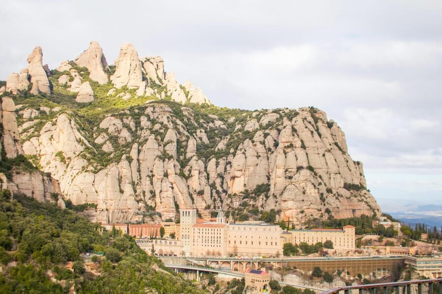 Barcelona: Montserrat, Winery Tour & Lunch with Wine Tasting - Getting started in Barcelona: meet-up point and what it means for your day