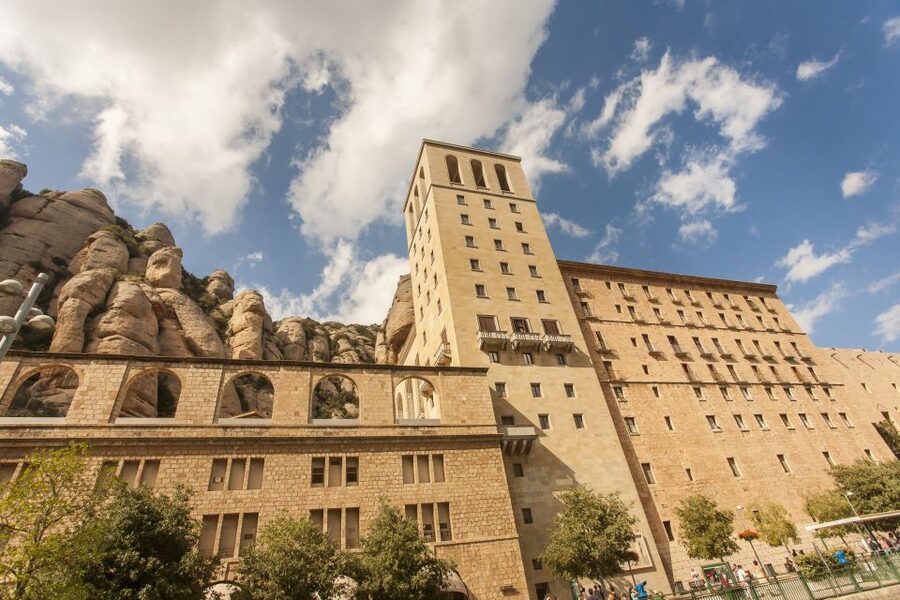 Barcelona: Montserrat with Winery Visit and Farmhouse Lunch - Funicular vs. Hiking: Picking the Right Montserrat Route for Your Energy