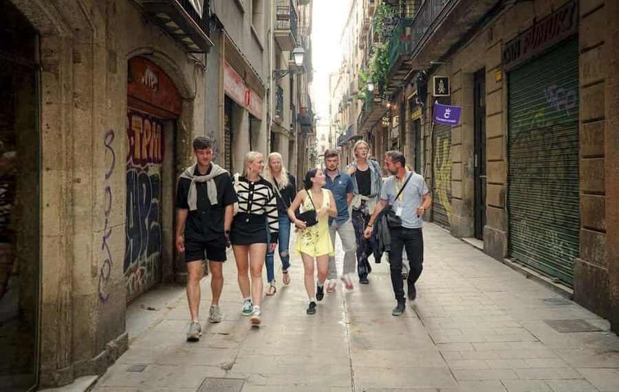 Barcelona: Old City Hidden Gems, Tapas, & Drinks Guided Tour - Why this tapas walk works in the Gothic Quarter and El Born