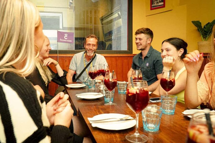 Barcelona: Old City Hidden Gems, Tapas, & Drinks Guided Tour - Meeting point at Plaça de Ramon Berenguer el Gran: how to start smoothly