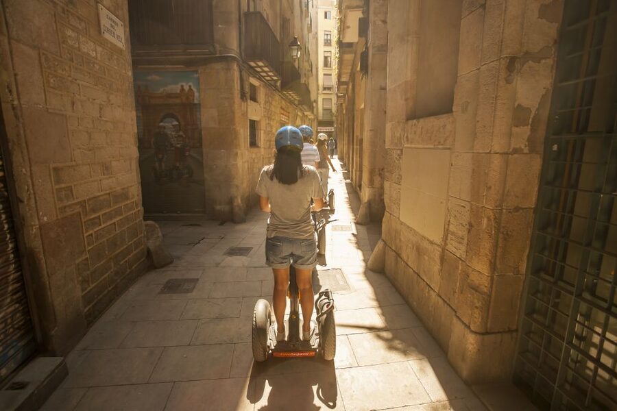 Barcelona: Old Port and Gothic Quarter Guided Segway Tour - Pace and group size: how the hour holds together