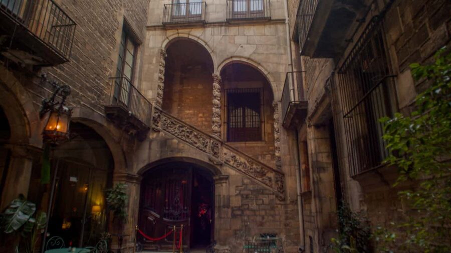 Barcelona: Old Town Artistic Tour & Flamenco Show - Key highlights you’ll feel right away