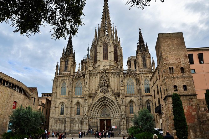 Barcelona Old Town & Gothic Quarter Small Group Tour - El Born and Santa Maria del Mar: Where Catalan Gothic Feels Personal