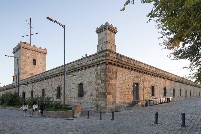 Barcelona: Old Town, Montjuic Castle, Cable Car Small Group Tour - Parc de Montjuïc: The 360-Degree Break You’ll Want
