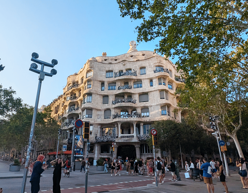 Barcelona: Old Town Private Walking Tour of Past and Present - Paseo de Gràcia and Gaudí Exteriors: Casa Batlló and Casa Mila from the Street